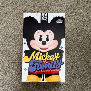 NIB pop mart Mickey family daisy keychain